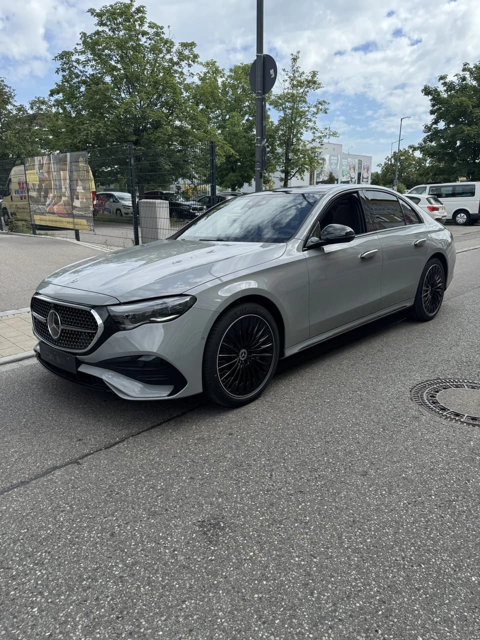 Transportierte Mercedes Limousine in der Stadt – Krohmer Transporte
