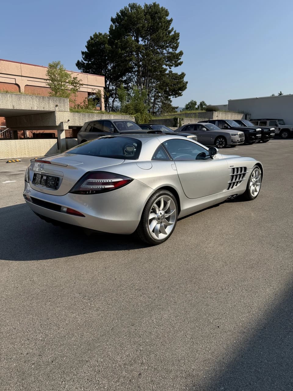 Transportierter Mercedes SLR auf Parkplatz – Krohmer Transporte