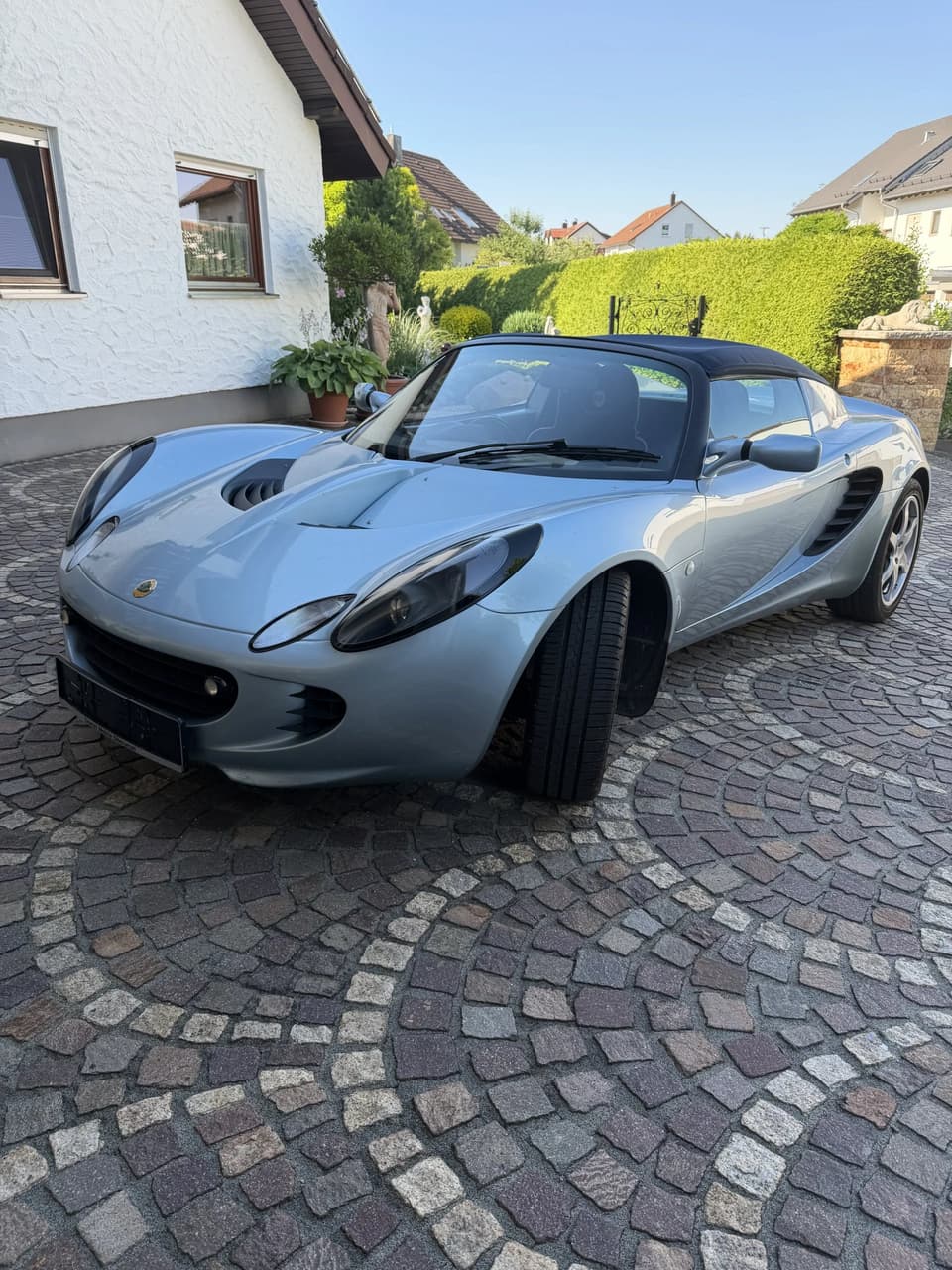 Transportierter Lotus Elise vor Wohnhaus – Krohmer Transporte